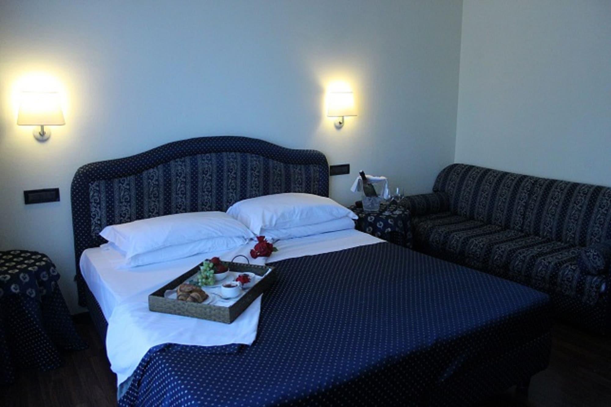 Yachting Hotel Mistral Sirmione Exterior photo