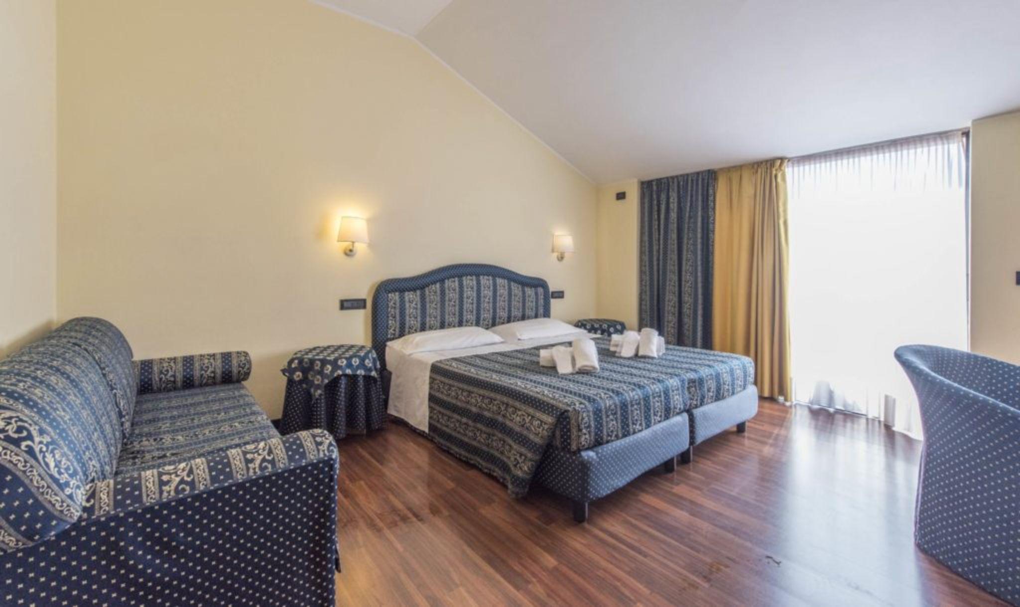 Yachting Hotel Mistral Sirmione Exterior photo