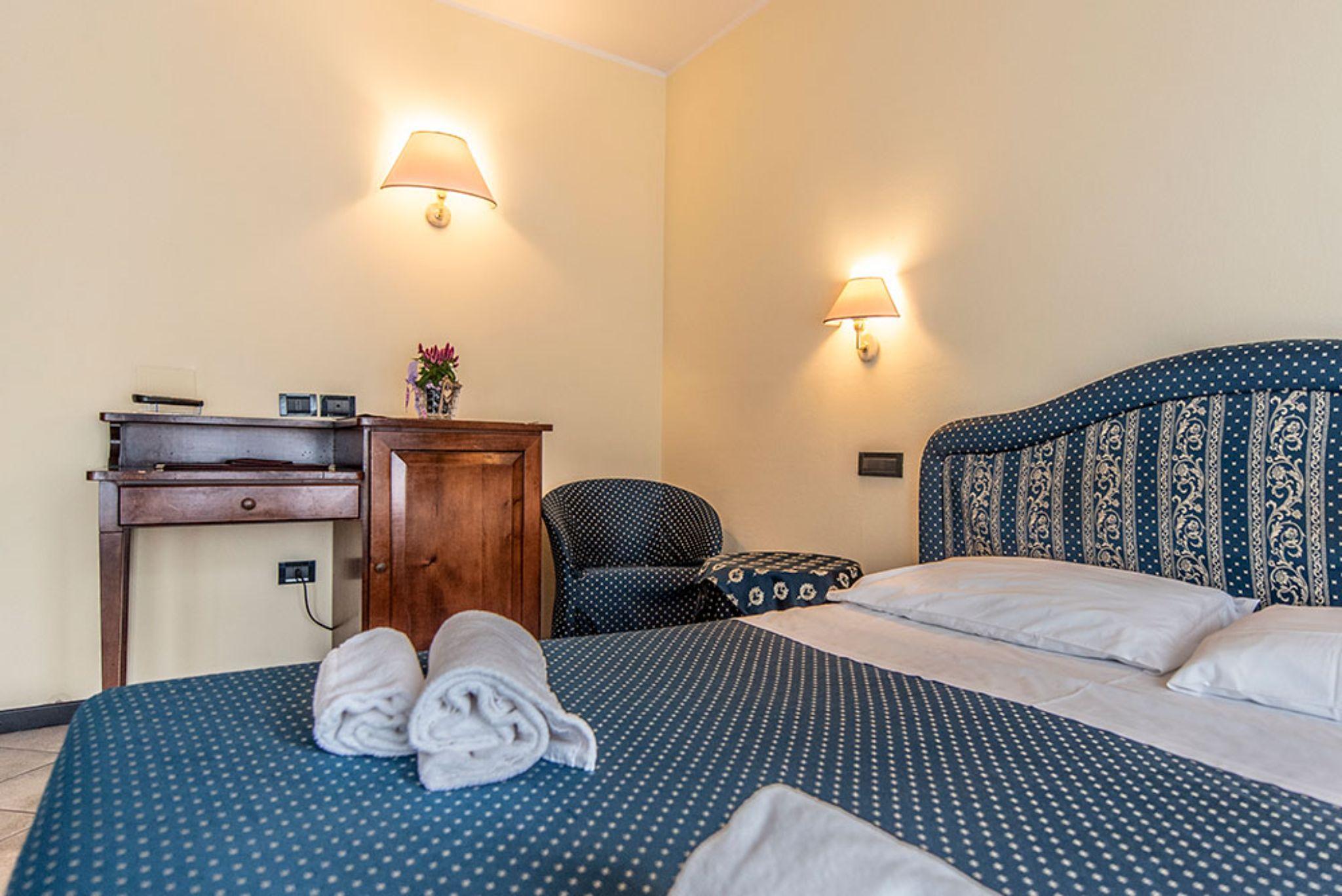 Yachting Hotel Mistral Sirmione Exterior photo