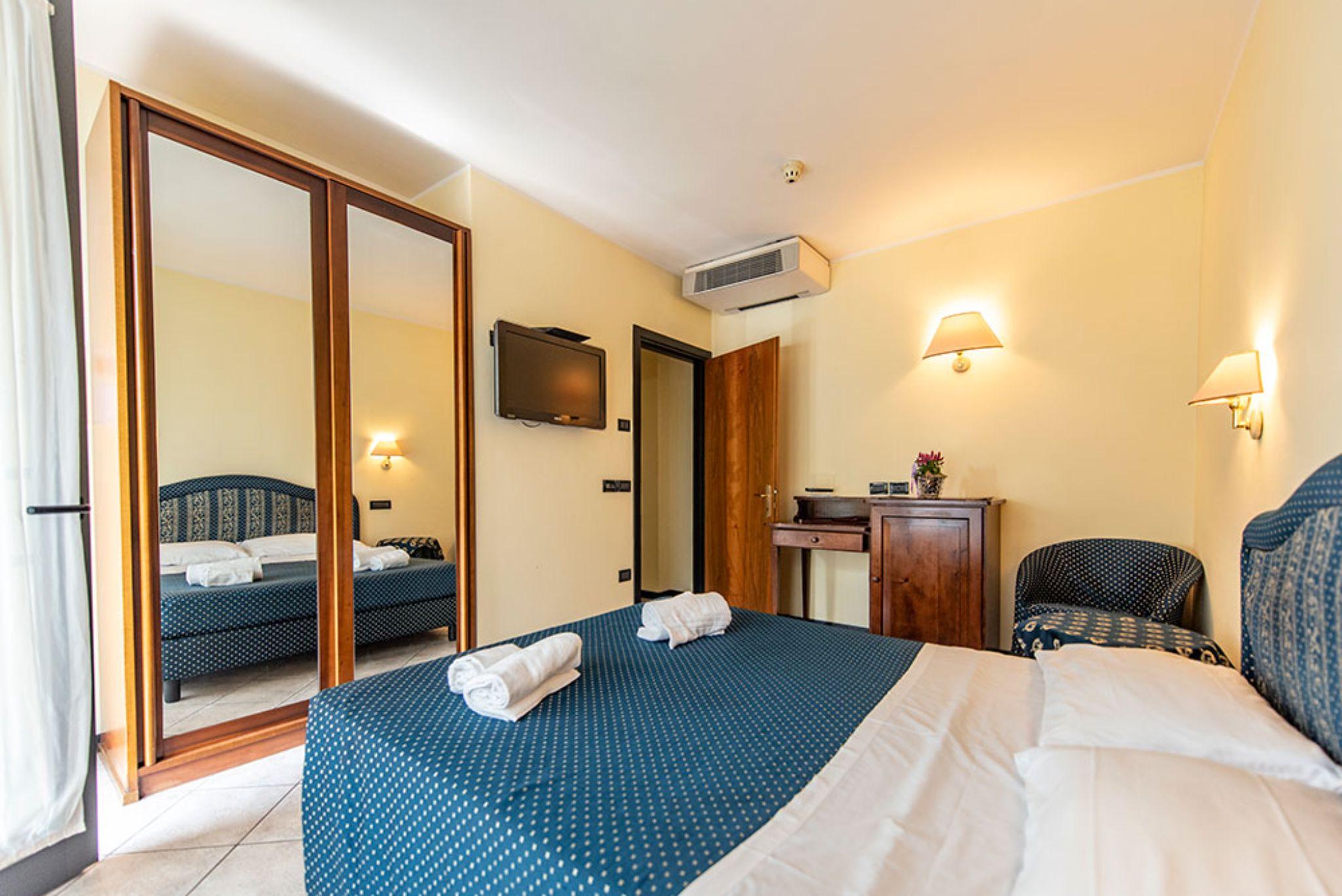 Yachting Hotel Mistral Sirmione Exterior photo
