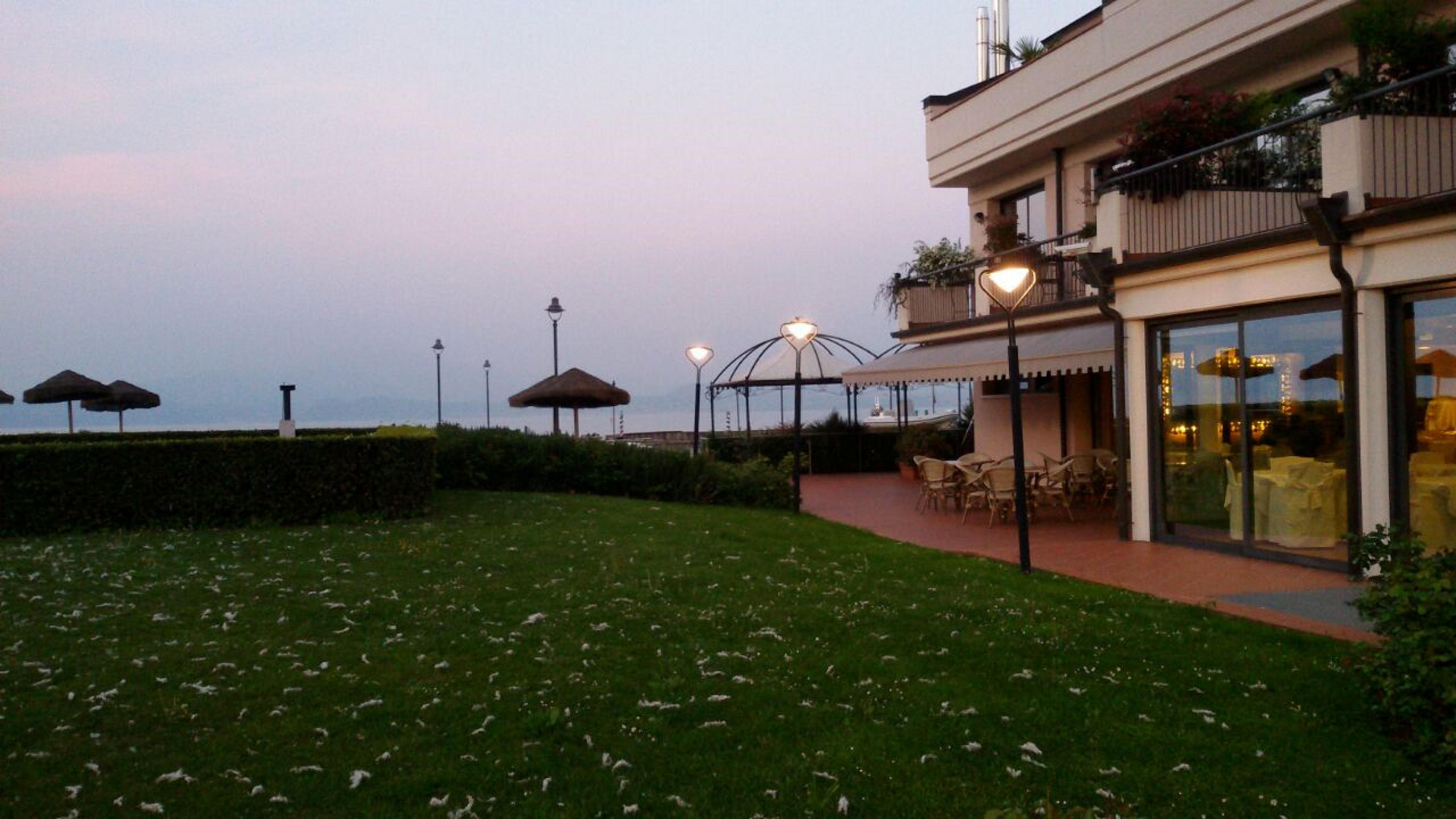 Yachting Hotel Mistral Sirmione Exterior photo