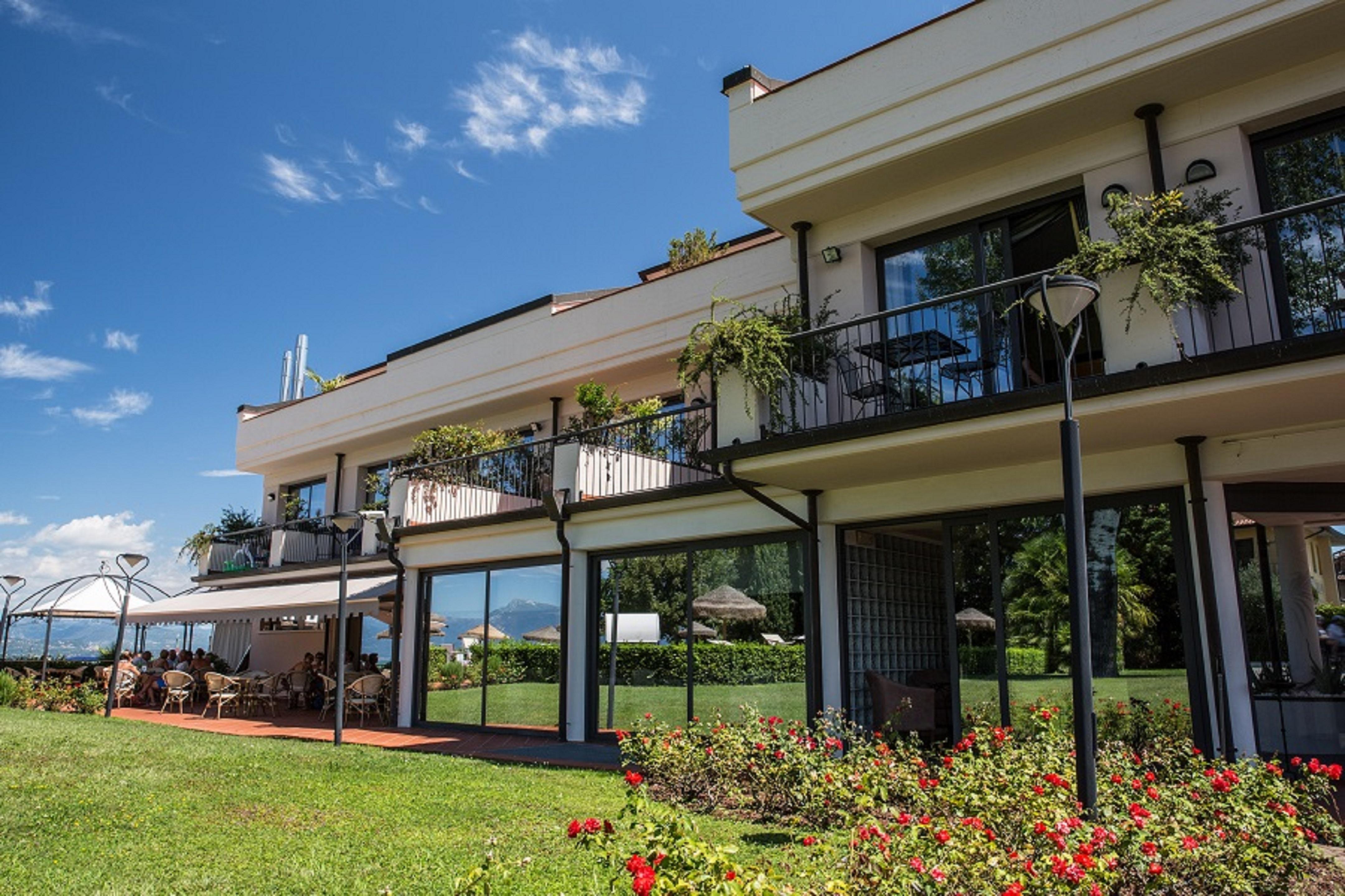 Yachting Hotel Mistral Sirmione Exterior photo