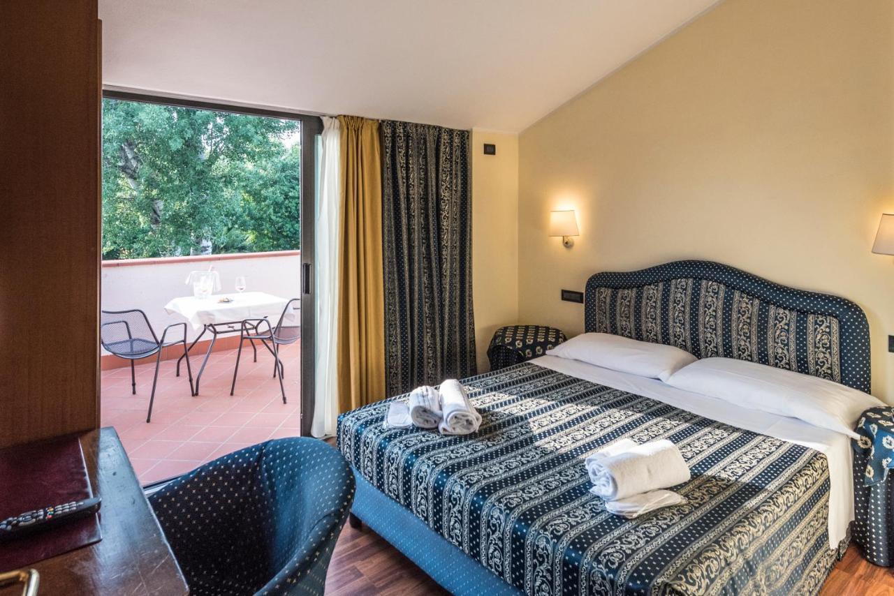 Yachting Hotel Mistral Sirmione Exterior photo
