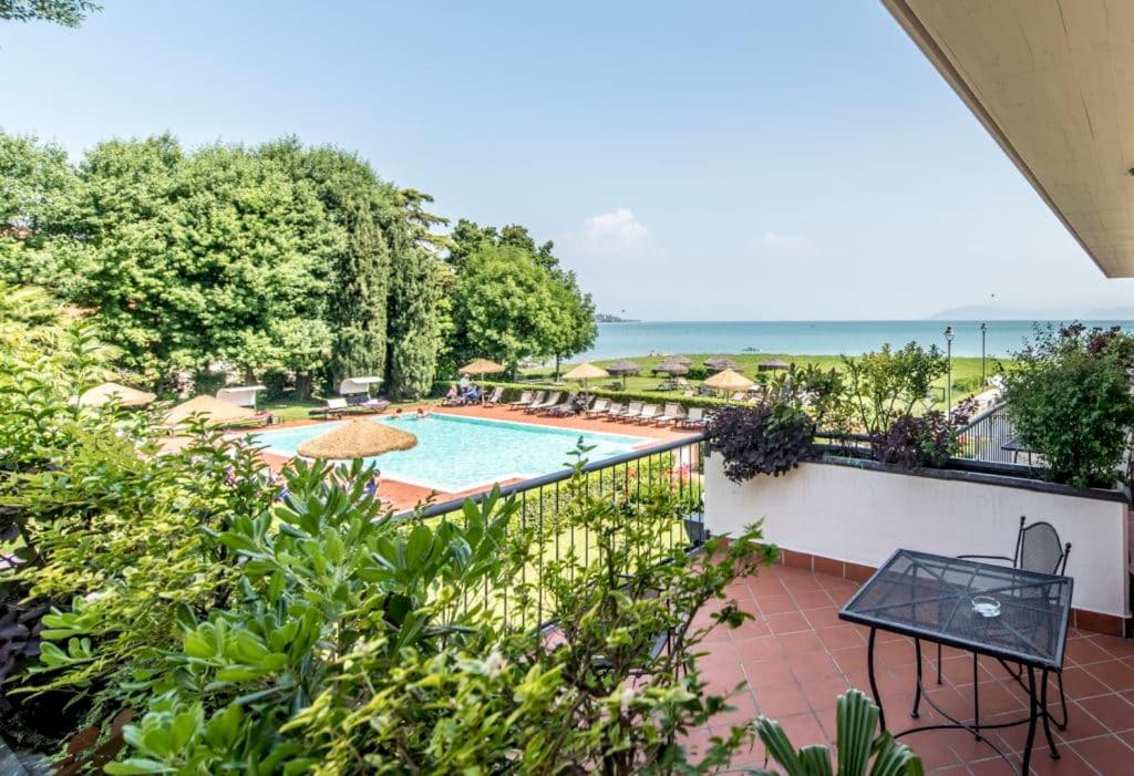 Yachting Hotel Mistral Sirmione Exterior photo