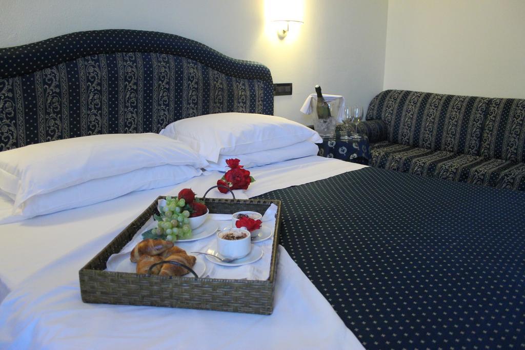Yachting Hotel Mistral Sirmione Exterior photo