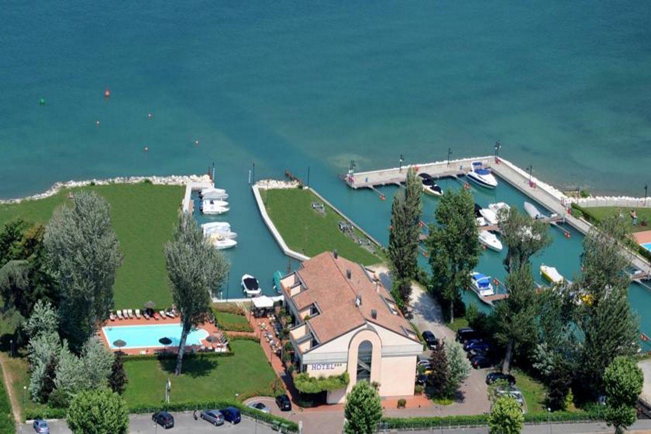 Yachting Hotel Mistral Sirmione Exterior photo